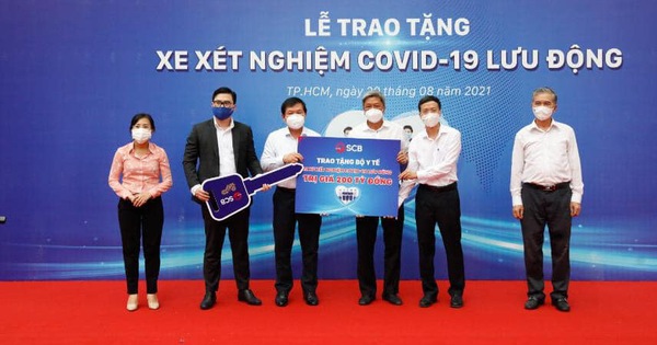 TP.HCM tiếp nhận 10 xe xét nghiệm COVID-19 lưu động do doanh nghiệp trao tặng