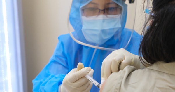 Bệnh viện Hùng Vương giải quyết ‘khẩn cấp’ cho hơn 1.000 thai phụ đến tiêm vắc xin Pfizer