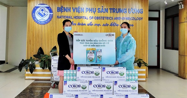 Vinamilk trao tặng 50.000 sản phẩm ColosGold cho con em y bác sĩ tuyến đầu