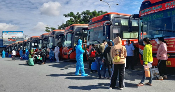 Tin sáng 16-10: Nhiều người về từ vùng dịch mắc COVID-19; còn hơn 28 triệu liều vắc xin trong kho