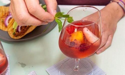 Công thức pha chế cocktail và đồ uống không cồn đơn giản để giải khát mùa hè – KXAN Austin